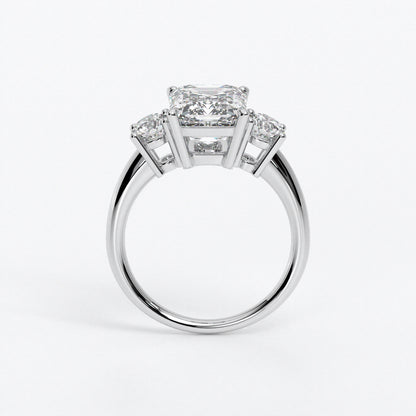 Anillo de oro blanco de 18K con diamante central en talla Esmeralda, 2 diamantes en talla brillante