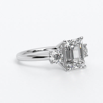 Anillo de oro blanco de 18K con diamante central en talla Esmeralda, 2 diamantes en talla brillante