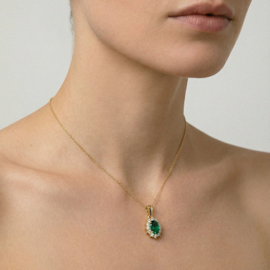 Colgante rosetón con esmeralda natural y brillantes en oro de 18K