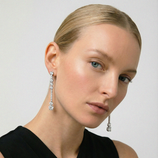 Pendientes largos en oro blanco con diamantes en línea