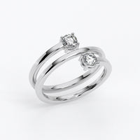 Anillo doble aro en oro blanco de 18 K con dos diamantes talla brillante