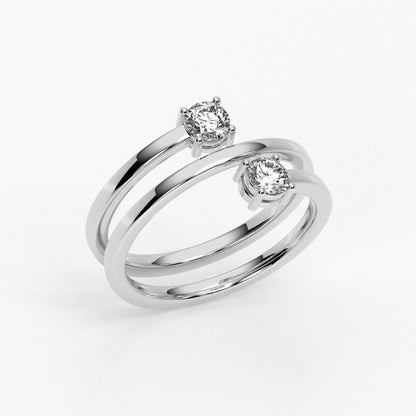 Anillo doble aro en oro blanco de 18 K con dos diamantes talla brillante