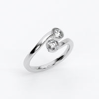 Anillo abierto en oro blanco de 18 K con dos diamantes talla brillante en bisel