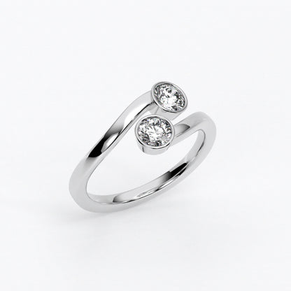 Anillo abierto en oro blanco de 18 K con dos diamantes talla brillante en bisel