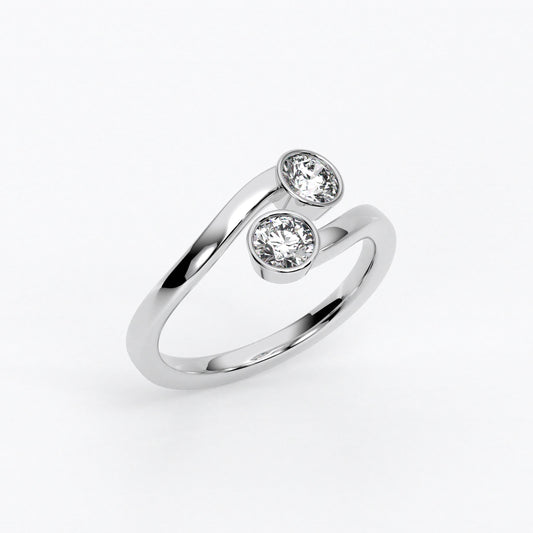 Anillo abierto en oro blanco de 18 K con dos diamantes talla brillante en bisel