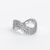 Alianza de oro blanco con diseño ondulado y doble hilera de diamantes talla brillante.
