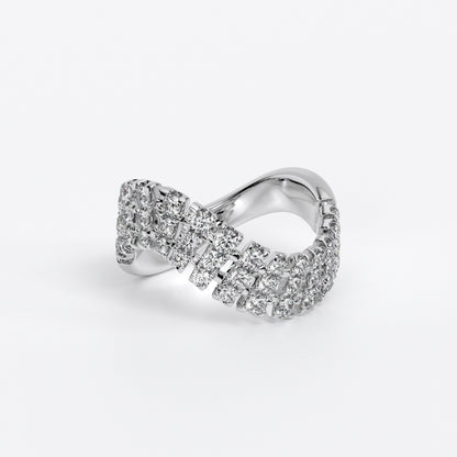 Alianza de oro blanco con diseño ondulado y doble hilera de diamantes talla brillante.