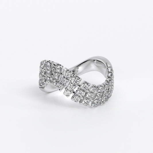 Alianza de oro blanco con diseño ondulado y doble hilera de diamantes talla brillante.