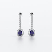 Pendientes largos en oro blanco con zafiros ovales con halo de diamantes y línea superior de diamantes