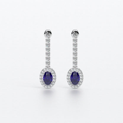 Pendientes largos en oro blanco con zafiros ovales con halo de diamantes y línea superior de diamantes
