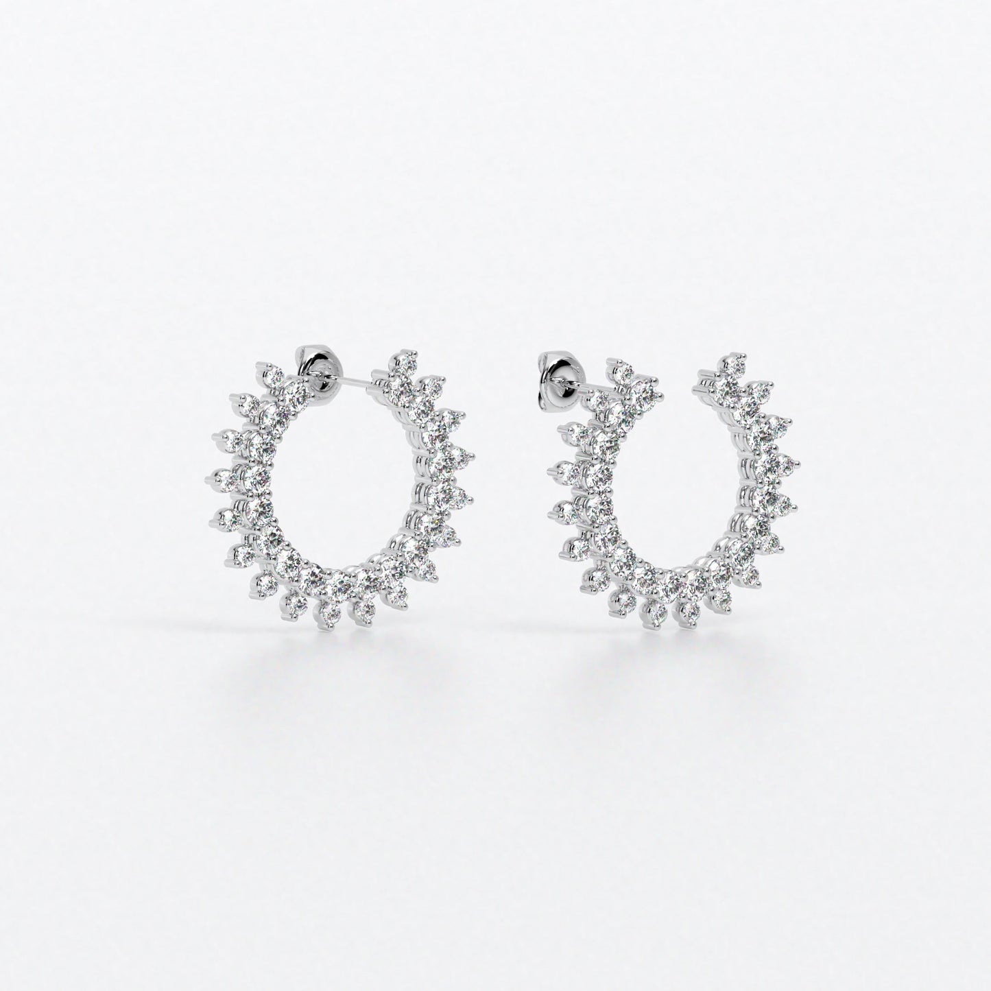 Pendientes con diseño circular de diamantes de oro blanco de 18K