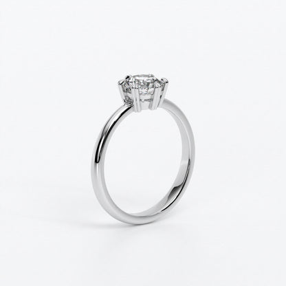 Solitario de oro blanco 18k con un diamante en talla brillante central de 0,4 con seis grapas
