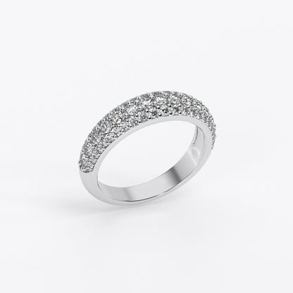 Anillo de eternidad de oro blanco de 18K con diamantes micropavé de tres filas