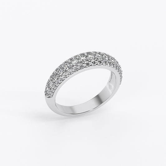 Anillo de eternidad de oro blanco de 18K con diamantes micropavé de tres filas