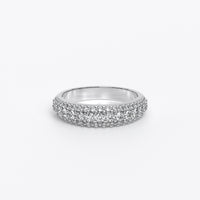 Anillo de eternidad de oro blanco de 18K con diamantes micropavé de tres filas
