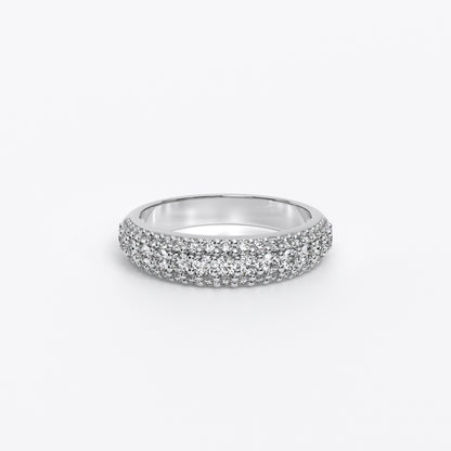 Anillo de eternidad de oro blanco de 18K con diamantes micropavé de tres filas