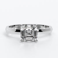 Anillo de oro de 18 quilates con un diamante central en talla Ascher