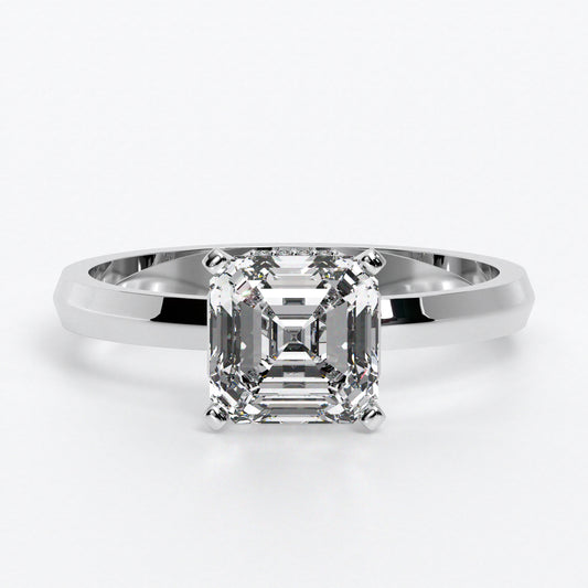 Anillo de oro de 18 quilates con un diamante central en talla Ascher
