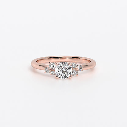 Anillo de oro blanco de 18K con diamante central talla brillante y tres diamantes laterales a cada lado