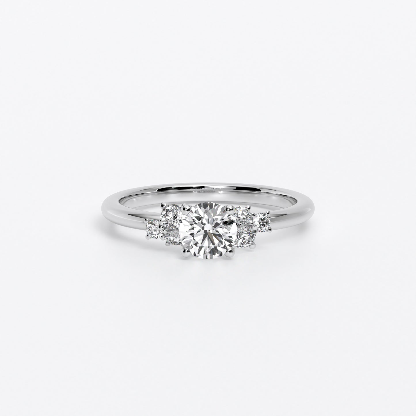 Anillo de oro blanco de 18K con diamante central talla brillante y tres diamantes laterales a cada lado