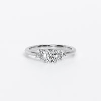 Anillo de oro blanco de 18K con diamante central talla brillante y tres diamantes laterales a cada lado