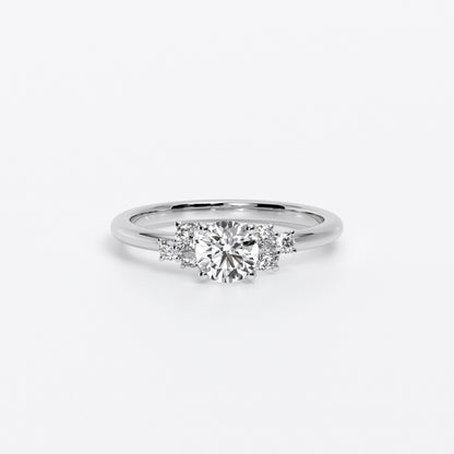 Anillo de oro blanco de 18K con diamante central talla brillante y tres diamantes laterales a cada lado
