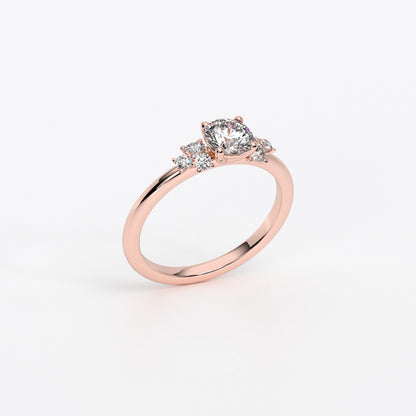 Anillo de oro blanco de 18K con diamante central talla brillante y tres diamantes laterales a cada lado