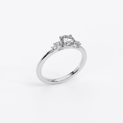 Anillo de oro blanco de 18K con diamante central talla brillante y tres diamantes laterales a cada lado