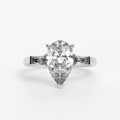 Anillo de oro blanco de 18K con diamante central en talla pera, 2 diamantes en talla trapecio