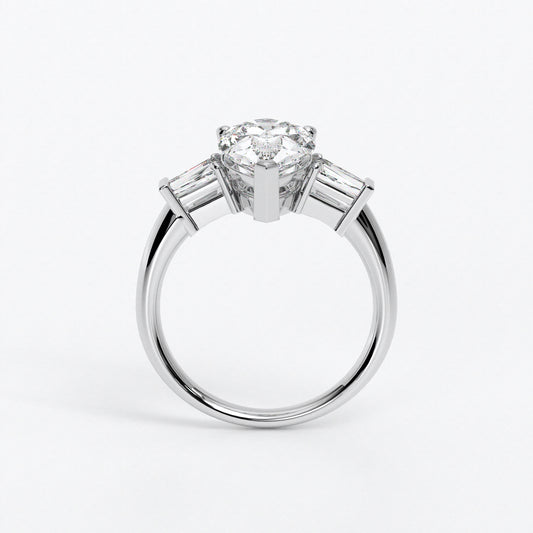 Anillo de oro blanco de 18K con diamante central en talla pera, 2 diamantes en talla trapecio