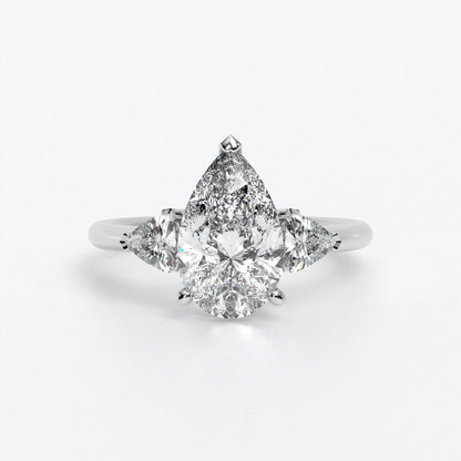 Anillo de oro blanco de 18K con diamante central en talla Pera , 2 diamantes en talla triángulo