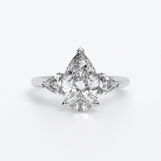 Anillo de oro blanco de 18K con diamante central en talla Pera , 2 diamantes en talla triángulo