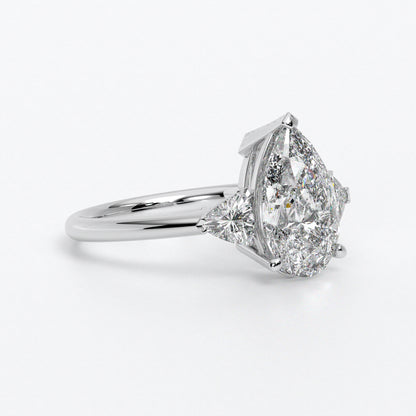 Anillo de oro blanco de 18K con diamante central en talla Pera , 2 diamantes en talla triángulo