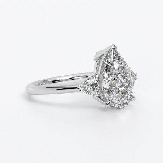 Anillo de oro blanco de 18K con diamante central en talla Pera , 2 diamantes en talla triángulo