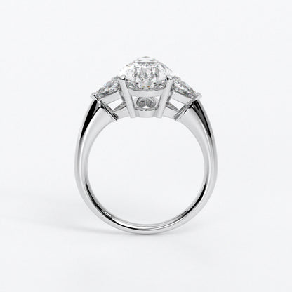 Anillo de oro blanco de 18K con diamante central en talla Pera , 2 diamantes en talla triángulo