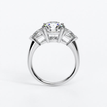 Anillo de oro blanco de 18K con diamante central en talla brillante, 2 diamantes en talla pera