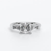Anillo de oro blanco de 18K con diamante central en talla Asscher, 2 diamantes en talla Trapecio
