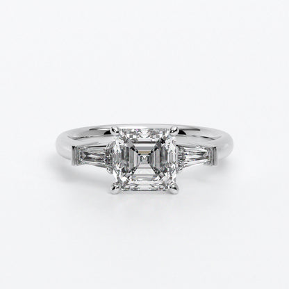 Anillo de oro blanco de 18K con diamante central en talla Asscher, 2 diamantes en talla Trapecio