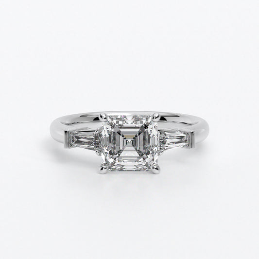 Anillo de oro blanco de 18K con diamante central en talla Asscher, 2 diamantes en talla Trapecio