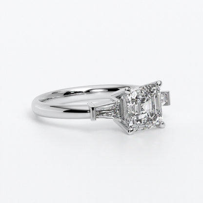Anillo de oro blanco de 18K con diamante central en talla Asscher, 2 diamantes en talla Trapecio