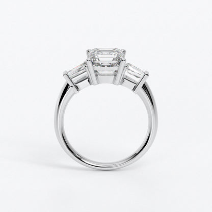 Anillo de oro blanco de 18K con diamante central en talla Asscher, 2 diamantes en talla Trapecio