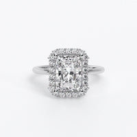 Anillo de oro de 18K con diamante blanco central talla radiant y diamantes blancos laterales