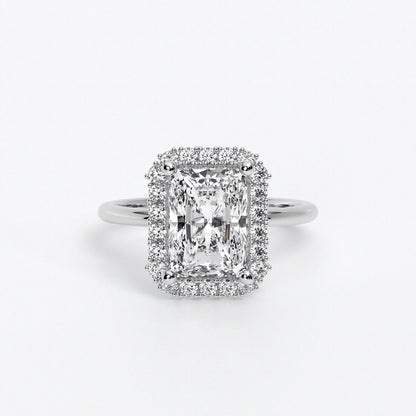 Anillo de oro de 18K con diamante blanco central talla radiant y diamantes blancos laterales