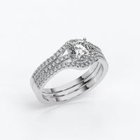 Anillo de oro blanco con diamante central talla brillante y triple pavé