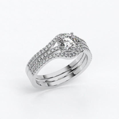 Anillo de oro blanco con diamante central talla brillante y triple pavé