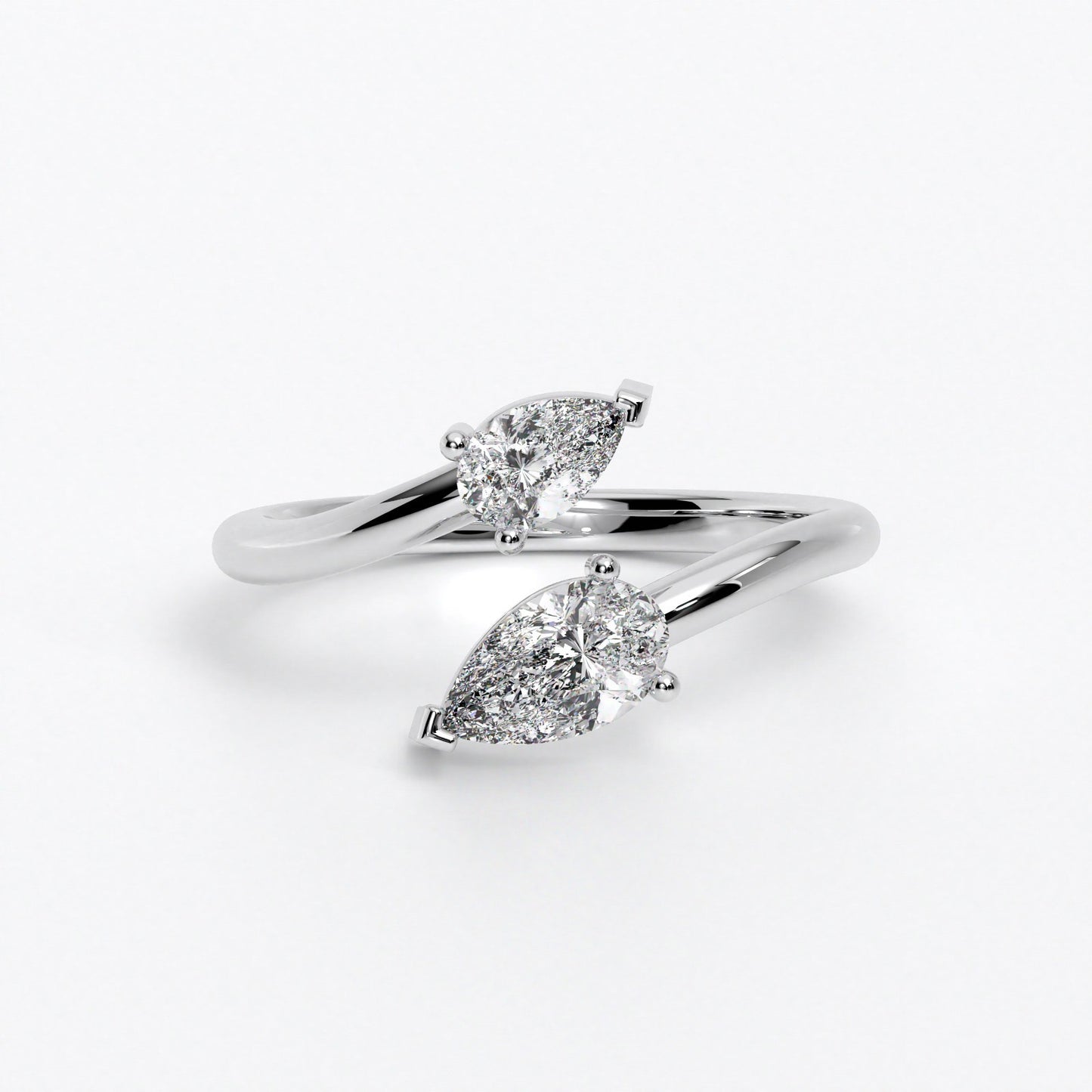 Anillo de oro de 18K con diamantes talla pera