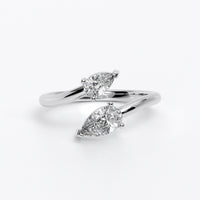 Anillo de oro de 18K con diamantes talla pera