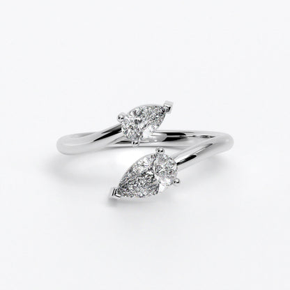 Anillo de oro de 18K con diamantes talla pera