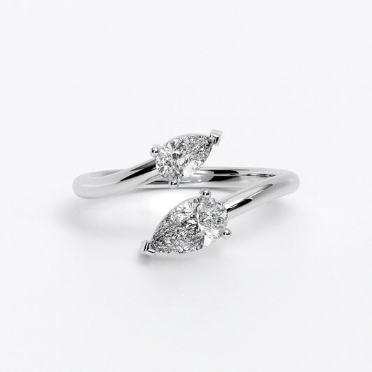 Anillo de oro de 18K con diamantes talla pera