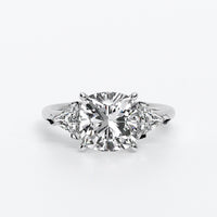 Anillo de oro blanco de 18K con diamante central en talla Cushion, 2 diamantes en corte triángulo